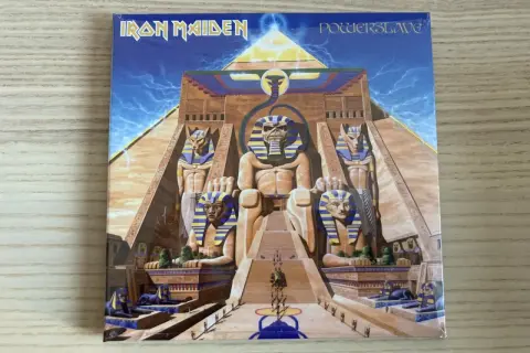 Copertina dell'album "Powerslave" degli Iron Maiden, con un'imponente piramide egizia e statue di faraoni.