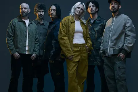 Sei membri di una band posano in abiti casual. L'atmosfera ricorda il genere Linkin Park, con un mix di grinta e stile.
