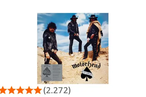 I tre membri dei Motörhead posano in un paesaggio desertico, con il logo "Ace of Spades" in primo piano.