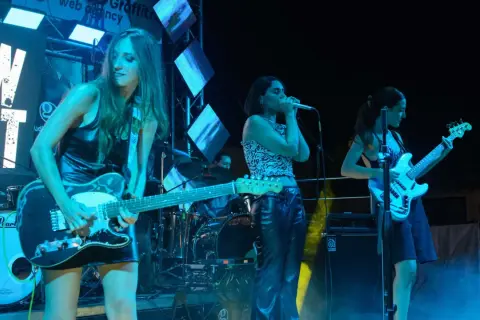 Eroe della musica sul palco, una chitarrista energica e una cantante carismatica affrontano i mostri della notte con la loro performance.