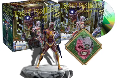 Edizione speciale di "Somewhere in Time" degli Iron Maiden: cofanetto, CD, action figure di Eddie e patch. Un viaggio nel tempo per i fan.