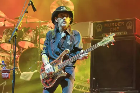 Lemmy Kilmister, icona rock, suona il basso sul palco con il suo inconfondibile cappello.