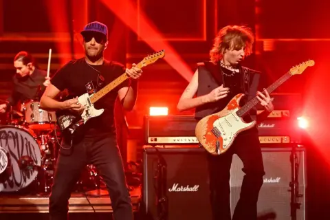 Tom Morello e i Måneskin sul palco, un'esplosione di rock con chitarre e batteria.