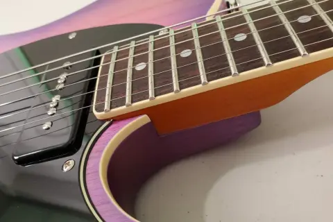 Dettaglio della chitarra Schecter PT Special con finitura sfumata viola e rosa, tastiera in palissandro e pickup nero.