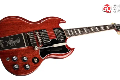Chitarra Gibson SG rossa, un classico tra i modelli Gibson, con finitura lucida e dettagli neri.