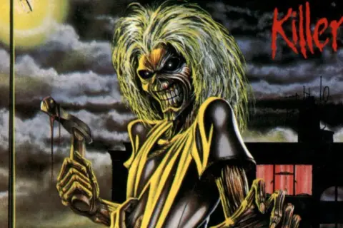 Eddie, il killer degli Iron Maiden, brandisce un martello insanguinato sotto una luna minacciosa.
