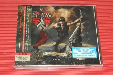 Copertina CD "Immortal" del Michael Schenker Group, con il chitarrista in posa con la sua iconica chitarra.
