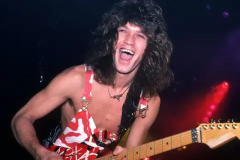 Eddie Van Halen, icona rock, suona la sua chitarra con gioia. La sua morte ha lasciato un vuoto incolmabile.