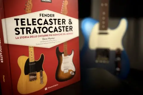 Libro "Fender Telecaster & Stratocaster" con chitarre iconiche. Potrebbe contenere informazioni sul fender serial number mexico.