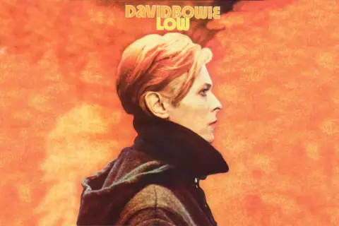 David Bowie in profilo, con sfondo arancione sfumato. L'iconica copertina dell'album "Low" che anticipa le sue canzoni.