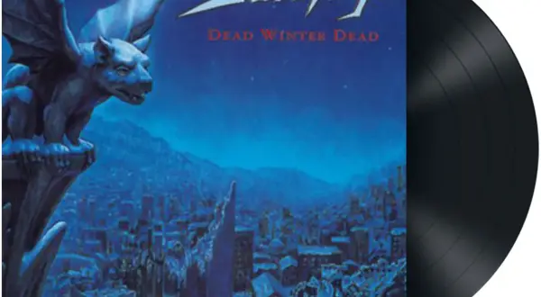Copertina Savatage "Dead Winter Dead" con un gargoyle su una città innevata e un vinile nero.
