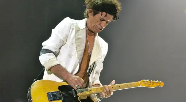 Keith Richards con la sua iconica Telecaster, un'anima rock che suona la leggenda.
