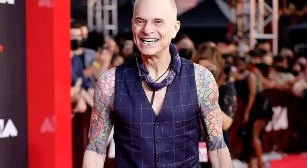 David Lee Roth, sorridente e tatuato, sul red carpet. Nonostante le voci sulla sua salute, appare in forma.