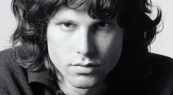 Primo piano di Jim Morrison, icona rock. Nessun riferimento a jim morrison figli.