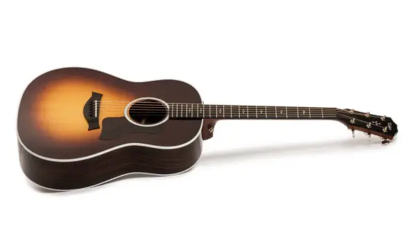 Chitarra acustica Taylor con finitura sunburst e corpo scuro. Le opinioni su queste chitarre sono sempre positive.