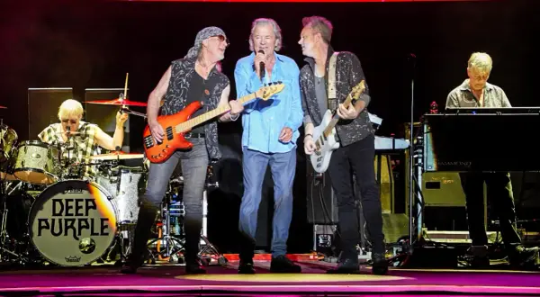 I Deep Purple sul palco, con Ian Gillan al microfono, eseguono le loro iconiche canzoni di "Machine Head".