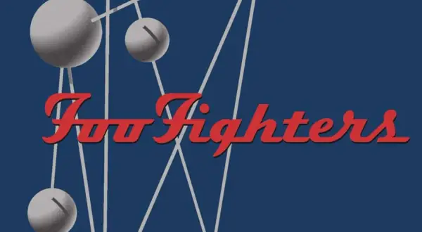 Logo rosso Foo Fighters su sfondo blu scuro, con sfere grigie e linee bianche che ricordano un atomo.