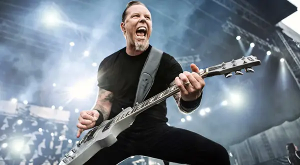 James Hetfield giovane, chitarrista dei Metallica, urla sul palco con la sua chitarra.