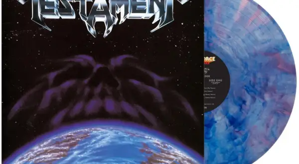 Copertina dell'album di Testament "The New Order" con un pianeta e una figura oscura nello spazio. Vinile marmorizzato blu e rosa.