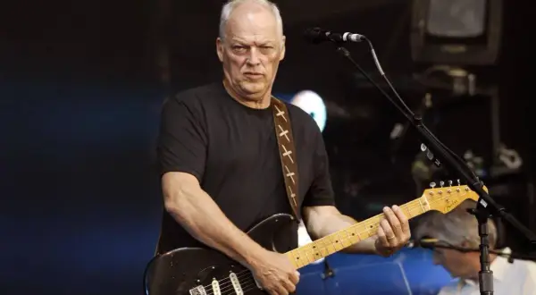 David Gilmour, icona del rock, suona la sua chitarra, un vero patrimonio musicale.