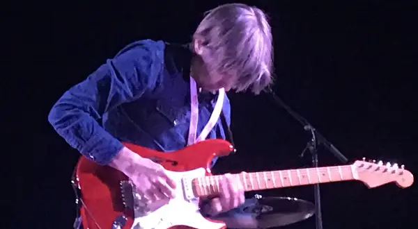 Eric Johnson chitarrista, con la sua chitarra rossa, incanta il pubblico con un assolo.