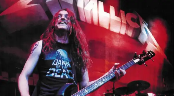 Cliff Burton, bassista dei Metallica, suona sul palco. Un ricordo prima del tragico incidente.