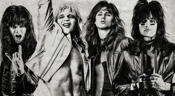 I quattro membri dei Motley Crue anni 80, con look ribelle e pose iconiche, pronti a scatenare il rock.