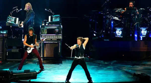 Jon Bon Jovi, chitarrista dei Bon Jovi, sul palco con la band.