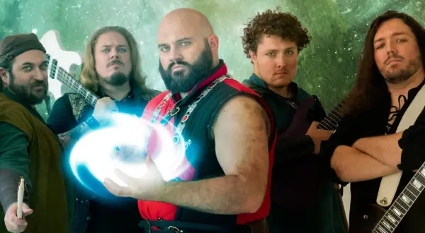Cinque musicisti con abiti fantasy, uno con una sfera di energia blu, pronti a far sì che il killer venga ucciso.