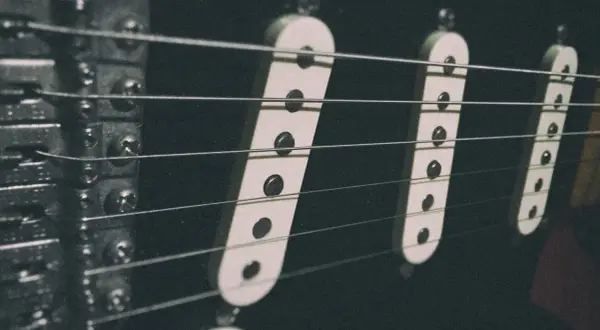 Dettaglio dei pickup di una Stratocaster, con le corde che passano sopra. L'altezza dei pickup è fondamentale per il suono.