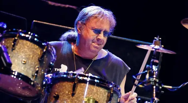 Ian Paice, batterista dei Deep Purple, in azione sul palco, con la sua batteria scintillante.