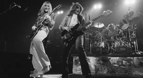Il gruppo musicale Rush sul palco, con Geddy Lee al basso e Alex Lifeson alla chitarra.