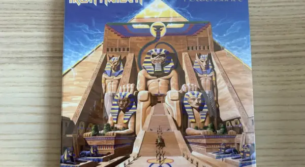 Copertina dell'album "Powerslave" degli Iron Maiden, con un'imponente piramide egizia e statue di faraoni.