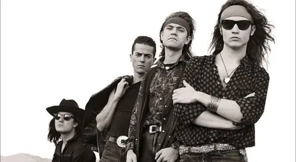 I quattro **eroi del silenzio** posano con sguardo intenso, pronti a conquistare il mondo con la loro musica.
