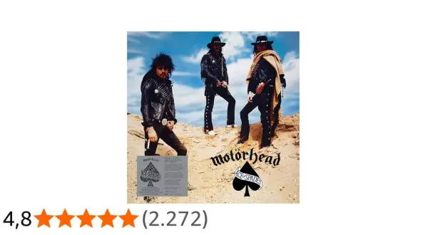 I tre membri dei Motörhead posano in un paesaggio desertico, con il logo "Ace of Spades" in primo piano.