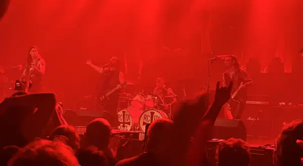 Concerto infuocato, la band sul palco, un chitarrista con i capelli lunghi, il batterista, il pubblico esulta. "Kata ton daimona eaytoy" risuona nell'aria.
