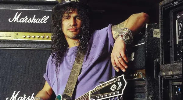 Slash, icona rock degli anni 90, con la sua chitarra e gli amplificatori Marshall.