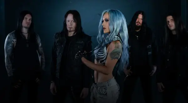 I membri degli Arch Enemy posano con un'aria minacciosa, pronti a scatenare la loro potenza sonora.