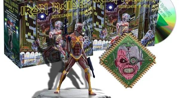 Edizione speciale di "Somewhere in Time" degli Iron Maiden: cofanetto, CD, action figure di Eddie e patch. Un viaggio nel tempo per i fan.