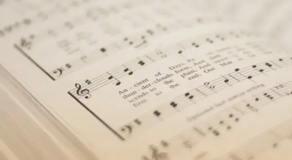 Spartito musicale con simboli musicali e testo. Le note e le parole si fondono in un'armonia visiva.