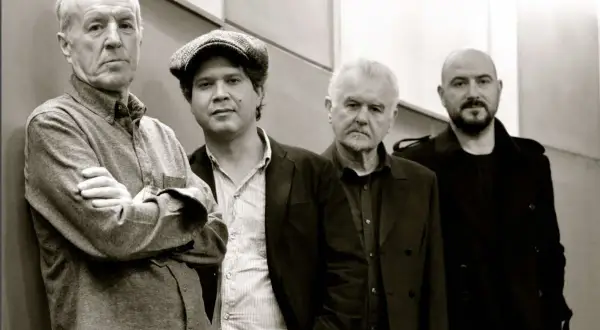 I membri di The Animals, un gruppo di musicisti con un'aria pensierosa, posano in un ritratto in bianco e nero.