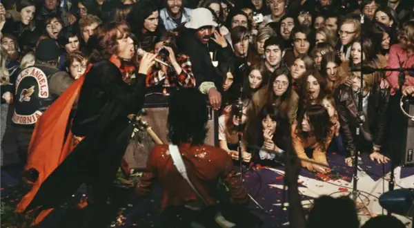 Concerto caotico con Mick Jagger che canta, la folla eccitata e i membri degli Hells Angels che sorvegliano. Un momento che fa "let it bleed".