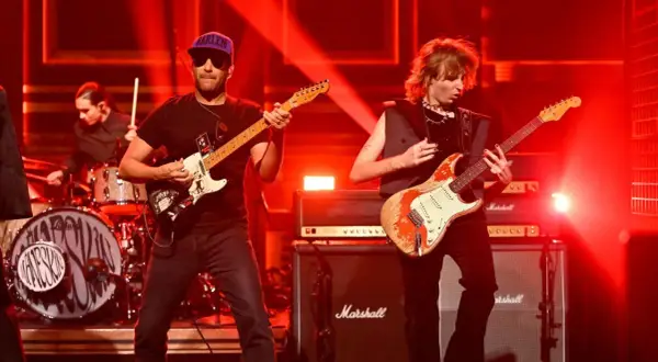 Tom Morello e i Måneskin sul palco, un'esplosione di rock con chitarre e batteria.