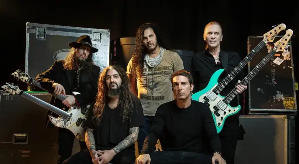 I **Sons of Apollo**, pronti a scatenare la loro musica. Cinque musicisti con chitarre e bassi, un'energia pura.
