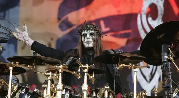 Joey Jordison, batterista della band, con maschera e corona di spine, pronto a colpire la sua batteria Pearl.