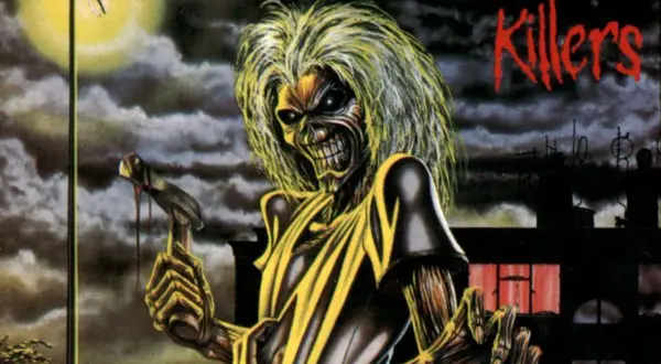 Eddie, il killer degli Iron Maiden, brandisce un martello insanguinato sotto una luna minacciosa.