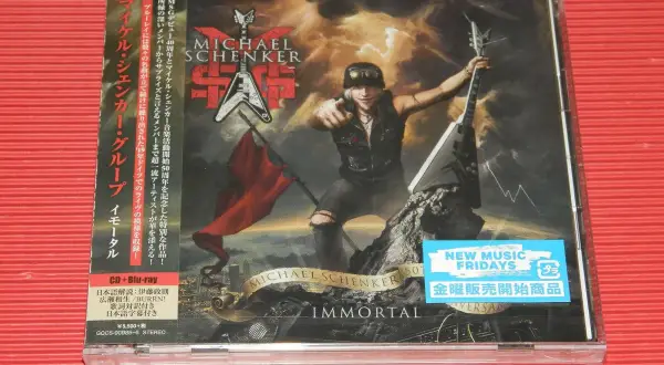 Copertina CD "Immortal" del Michael Schenker Group, con il chitarrista in posa con la sua iconica chitarra.