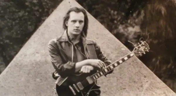 Giovane Richard Benson con la sua chitarra, un'icona rock che non dimenticheremo mai, anche se richard benson morto.