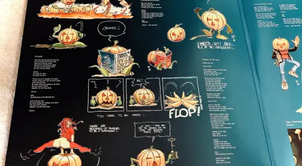 Un guardiano delle sette chiavi di Halloween, con zucche animate e testi di canzoni.
