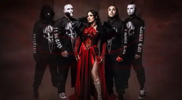 I membri dei Lacuna Coil, con la cantante in abito rosso, posano in un'atmosfera dark.